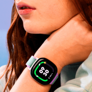 Mädchen trägt Fitbit Ace LTE in flieder hellgrau am Handgelenk